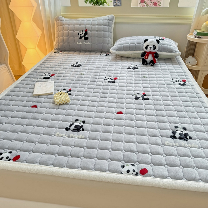 91家纺网 家纺一手货源 找家纺 优品惠 2025新款牛奶绒床垫床褥垫子床护垫冬季加绒加厚夹棉床盖 熊猫灰