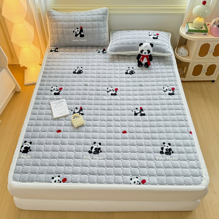 91家纺网 家纺一手货源 找家纺 优品惠 2025新款牛奶绒床垫床褥垫子床护垫冬季加绒加厚夹棉床盖 熊猫灰