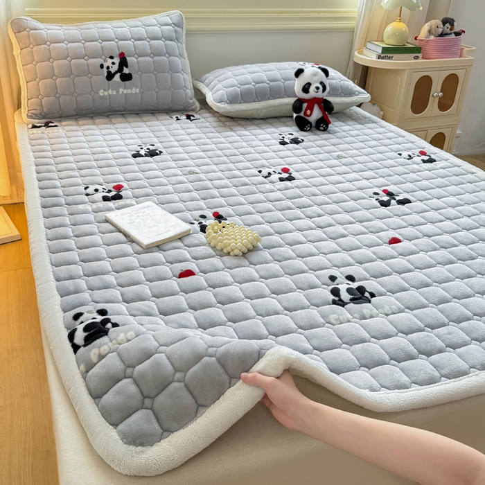 91家纺网 家纺一手货源 找家纺 优品惠 2025新款牛奶绒床垫床褥垫子床护垫冬季加绒加厚夹棉床盖 熊猫灰