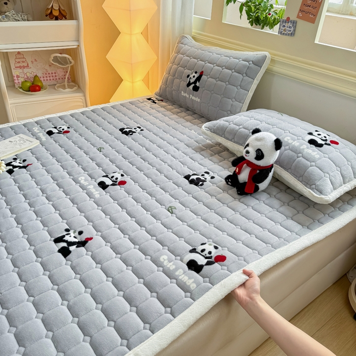 91家纺网 家纺一手货源 找家纺 优品惠 2025新款牛奶绒床垫床褥垫子床护垫冬季加绒加厚夹棉床盖 熊猫灰