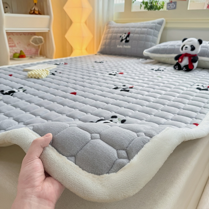 91家纺网 家纺一手货源 找家纺 优品惠 2025新款牛奶绒床垫床褥垫子床护垫冬季加绒加厚夹棉床盖 熊猫灰