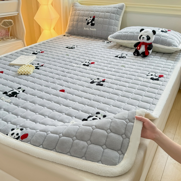 91家纺网 家纺一手货源 找家纺 优品惠 2025新款牛奶绒床垫床褥垫子床护垫冬季加绒加厚夹棉床盖 熊猫灰