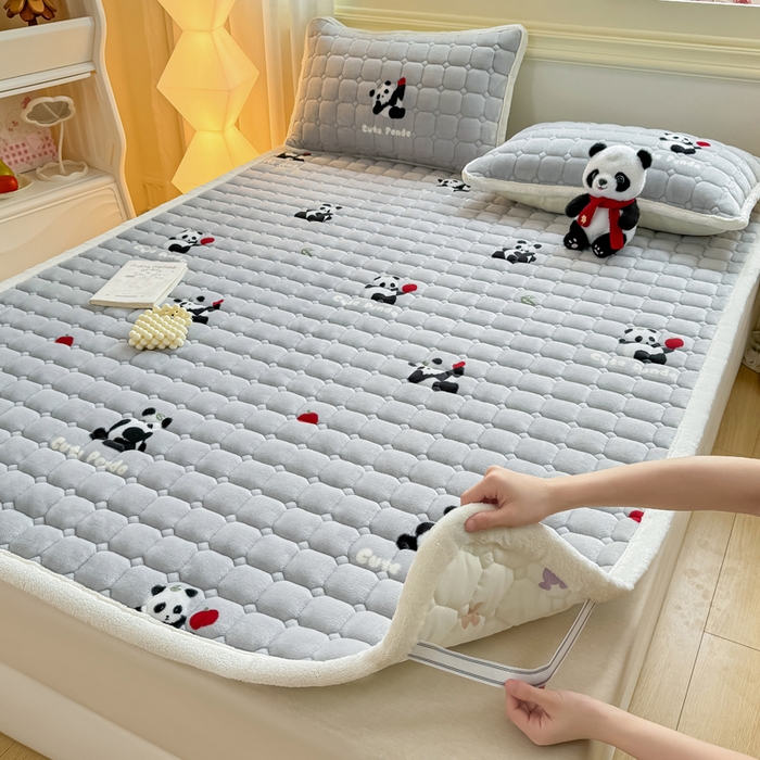 91家纺网 家纺一手货源 找家纺 优品惠 2025新款牛奶绒床垫床褥垫子床护垫冬季加绒加厚夹棉床盖 熊猫灰