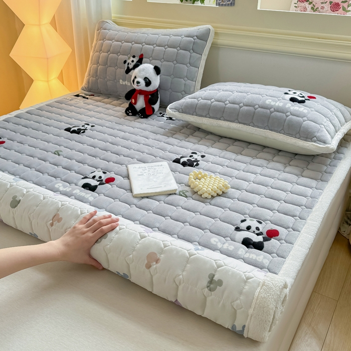 91家纺网 家纺一手货源 找家纺 优品惠 2025新款牛奶绒床垫床褥垫子床护垫冬季加绒加厚夹棉床盖 熊猫灰