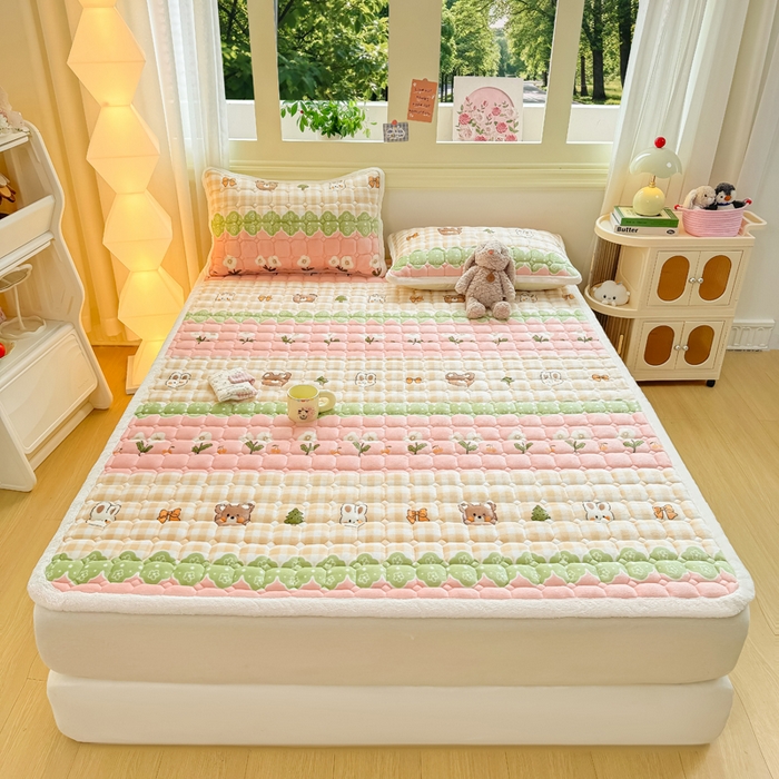 91家纺网 家纺一手货源 找家纺 优品惠 2025新款牛奶绒床垫床褥垫子床护垫冬季加绒加厚夹棉床盖 熊兔花园