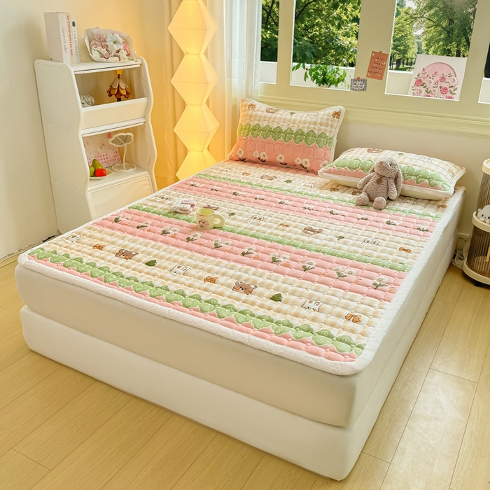 91家纺网 家纺一手货源 找家纺 优品惠 2025新款牛奶绒床垫床褥垫子床护垫冬季加绒加厚夹棉床盖 熊兔花园