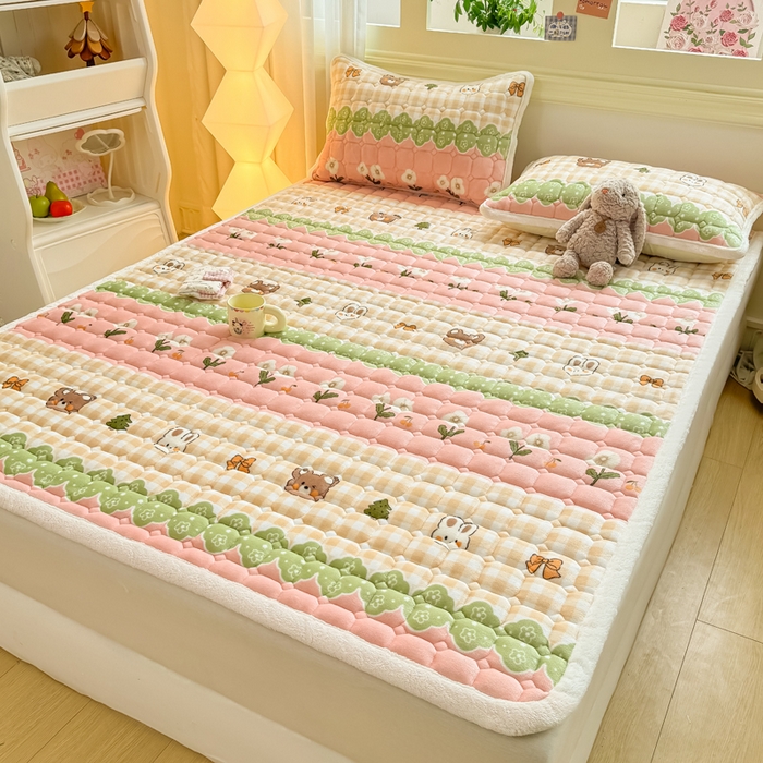 91家纺网 家纺一手货源 找家纺 优品惠 2025新款牛奶绒床垫床褥垫子床护垫冬季加绒加厚夹棉床盖 熊兔花园