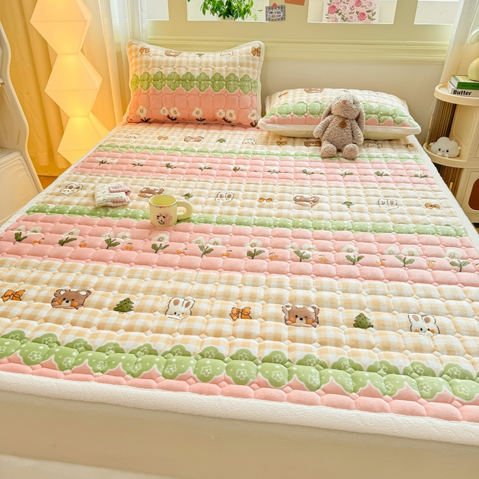 91家纺网 家纺一手货源 找家纺 优品惠 2025新款牛奶绒床垫床褥垫子床护垫冬季加绒加厚夹棉床盖 熊兔花园
