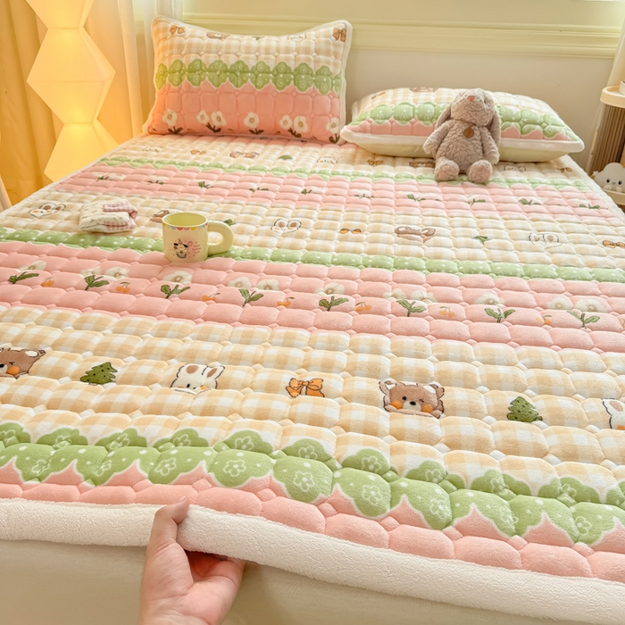 91家纺网 家纺一手货源 找家纺 优品惠 2025新款牛奶绒床垫床褥垫子床护垫冬季加绒加厚夹棉床盖 熊兔花园