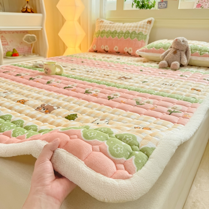 91家纺网 家纺一手货源 找家纺 优品惠 2025新款牛奶绒床垫床褥垫子床护垫冬季加绒加厚夹棉床盖 熊兔花园