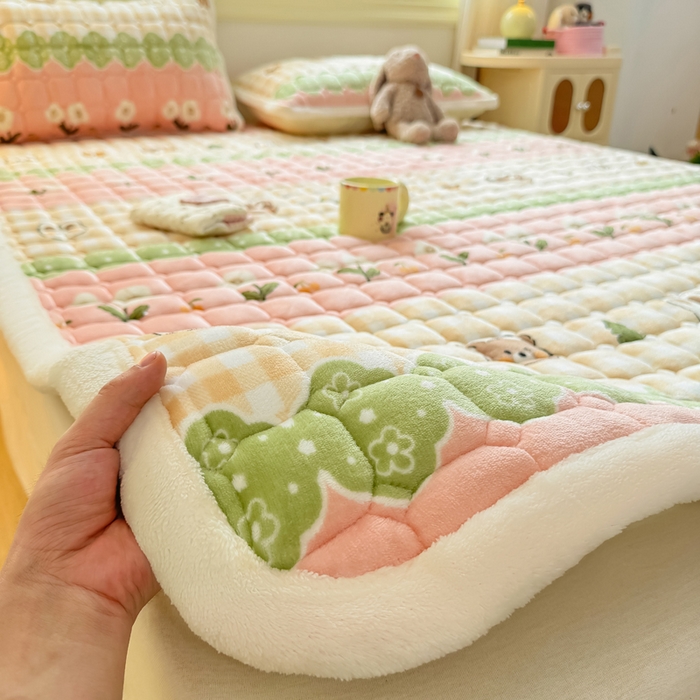91家纺网 家纺一手货源 找家纺 优品惠 2025新款牛奶绒床垫床褥垫子床护垫冬季加绒加厚夹棉床盖 熊兔花园