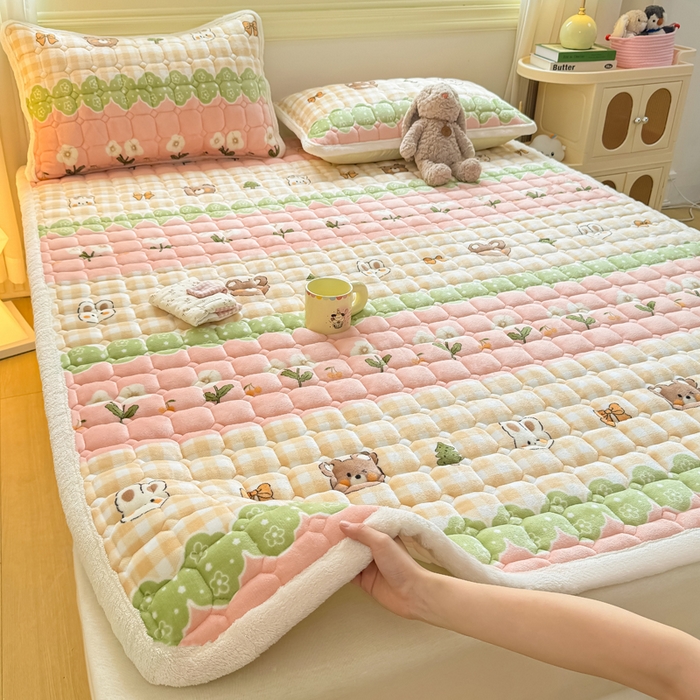 91家纺网 家纺一手货源 找家纺 优品惠 2025新款牛奶绒床垫床褥垫子床护垫冬季加绒加厚夹棉床盖 熊兔花园