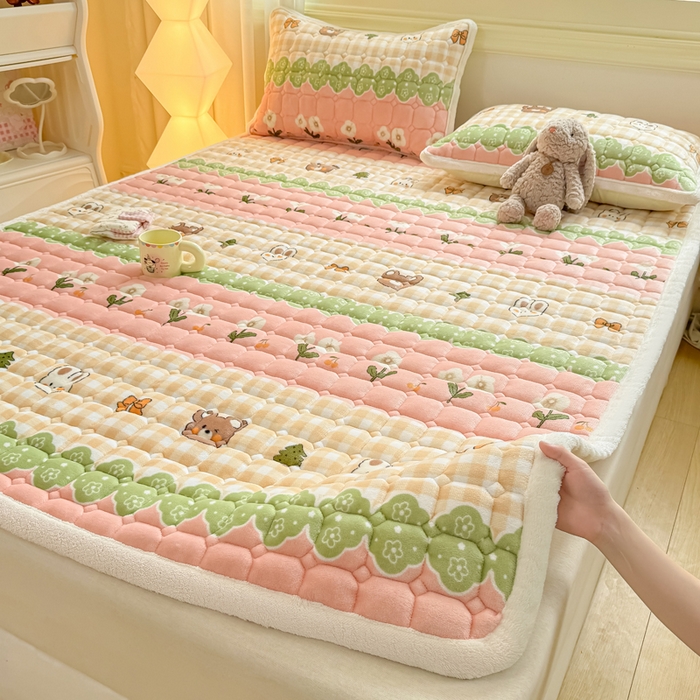 91家纺网 家纺一手货源 找家纺 优品惠 2025新款牛奶绒床垫床褥垫子床护垫冬季加绒加厚夹棉床盖 熊兔花园