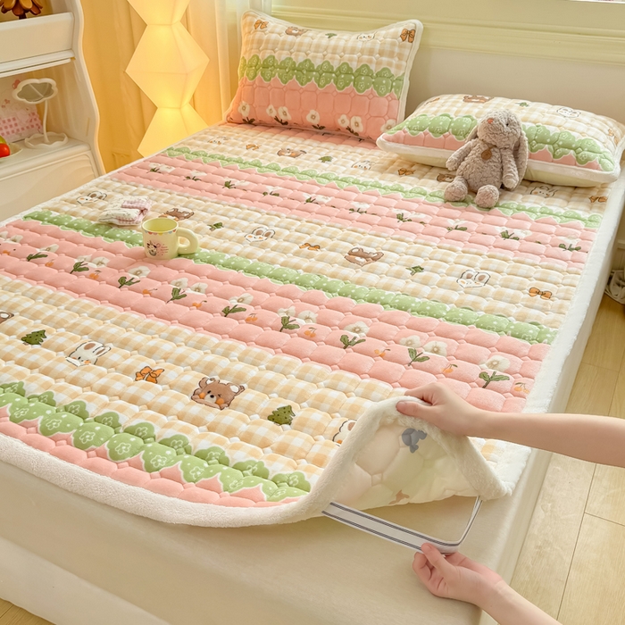 91家纺网 家纺一手货源 找家纺 优品惠 2025新款牛奶绒床垫床褥垫子床护垫冬季加绒加厚夹棉床盖 熊兔花园