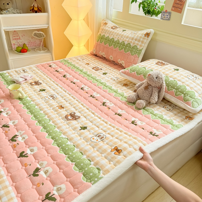 91家纺网 家纺一手货源 找家纺 优品惠 2025新款牛奶绒床垫床褥垫子床护垫冬季加绒加厚夹棉床盖 熊兔花园