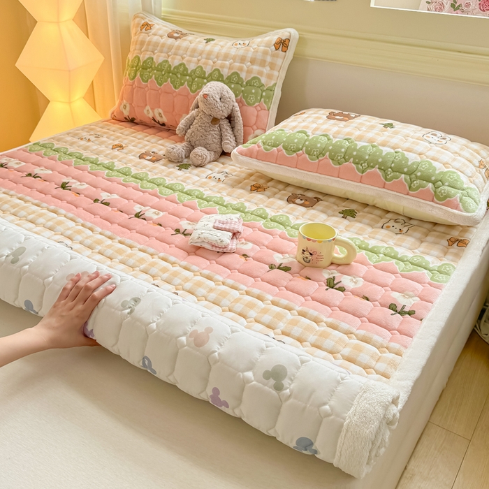 91家纺网 家纺一手货源 找家纺 优品惠 2025新款牛奶绒床垫床褥垫子床护垫冬季加绒加厚夹棉床盖 熊兔花园