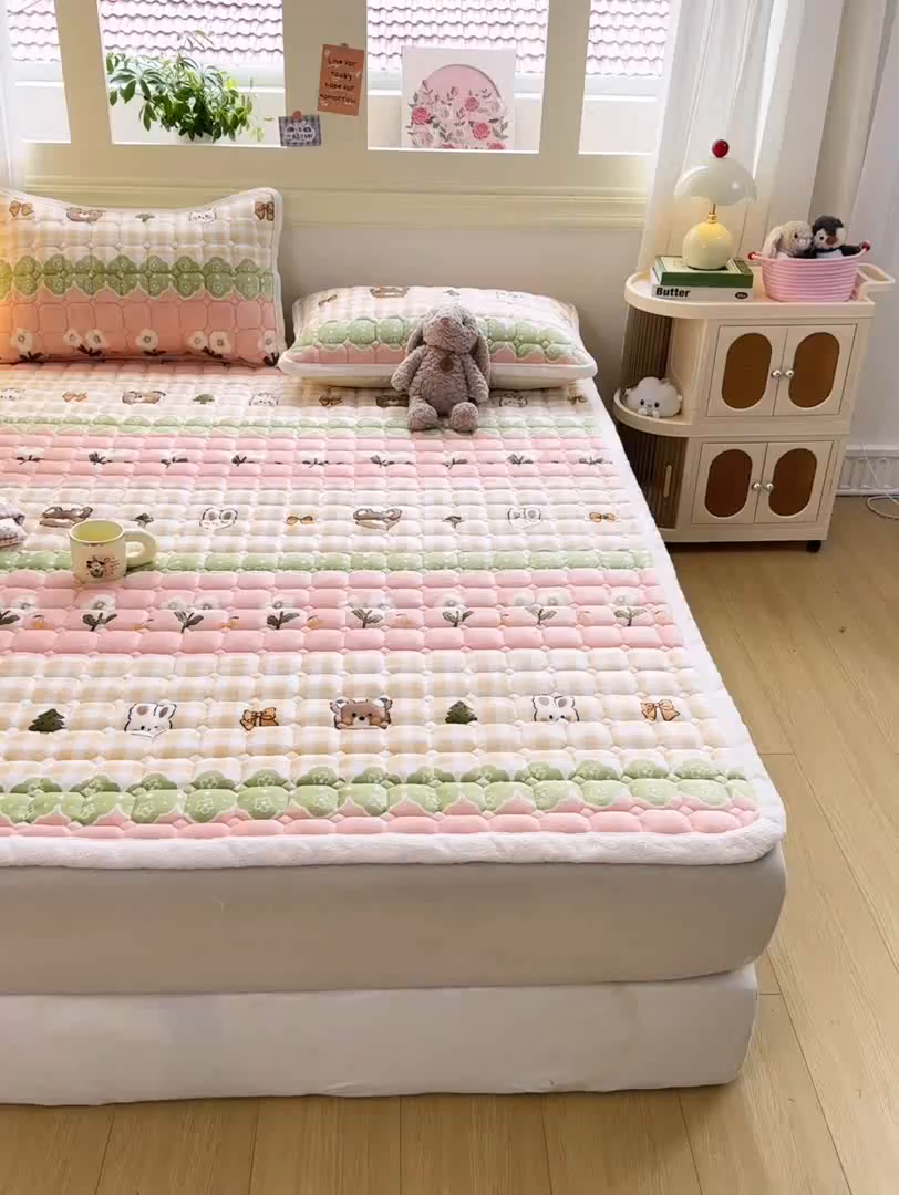 91家纺网 家纺一手货源 找家纺 优品惠 2025新款牛奶绒床垫床褥垫子床护垫冬季加绒加厚夹棉床盖 熊兔花园