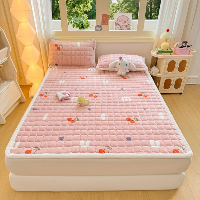 91家纺网 家纺一手货源 找家纺 优品惠 2025新款牛奶绒床垫床褥垫子床护垫冬季加绒加厚夹棉床盖 字母樱桃