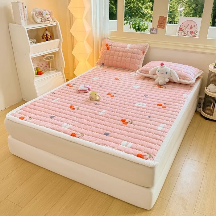 91家纺网 家纺一手货源 找家纺 优品惠 2025新款牛奶绒床垫床褥垫子床护垫冬季加绒加厚夹棉床盖 字母樱桃