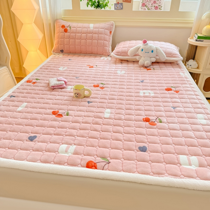 91家纺网 家纺一手货源 找家纺 优品惠 2025新款牛奶绒床垫床褥垫子床护垫冬季加绒加厚夹棉床盖 字母樱桃