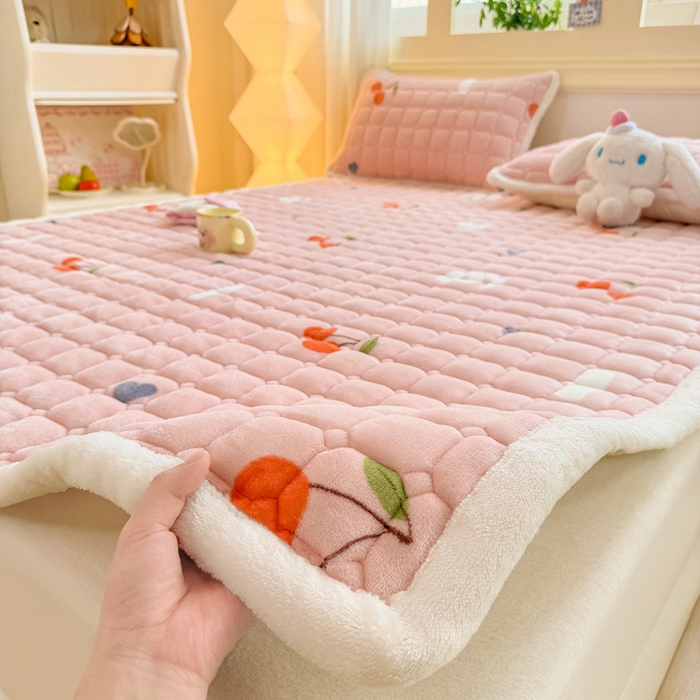 91家纺网 家纺一手货源 找家纺 优品惠 2025新款牛奶绒床垫床褥垫子床护垫冬季加绒加厚夹棉床盖 字母樱桃