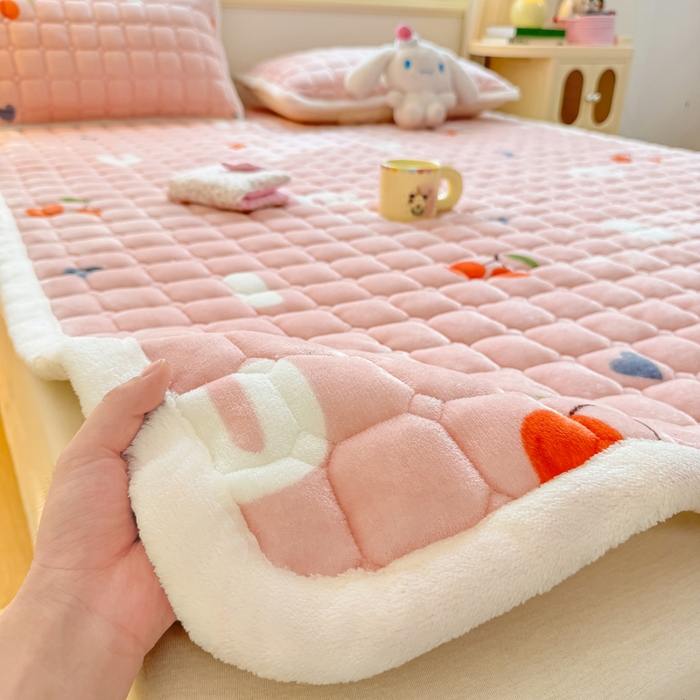 91家纺网 家纺一手货源 找家纺 优品惠 2025新款牛奶绒床垫床褥垫子床护垫冬季加绒加厚夹棉床盖 字母樱桃