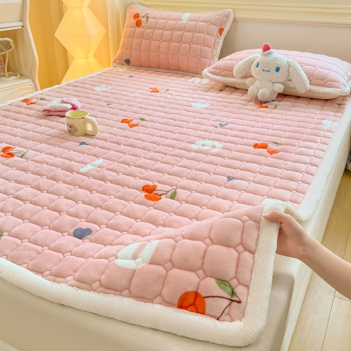 91家纺网 家纺一手货源 找家纺 优品惠 2025新款牛奶绒床垫床褥垫子床护垫冬季加绒加厚夹棉床盖 字母樱桃