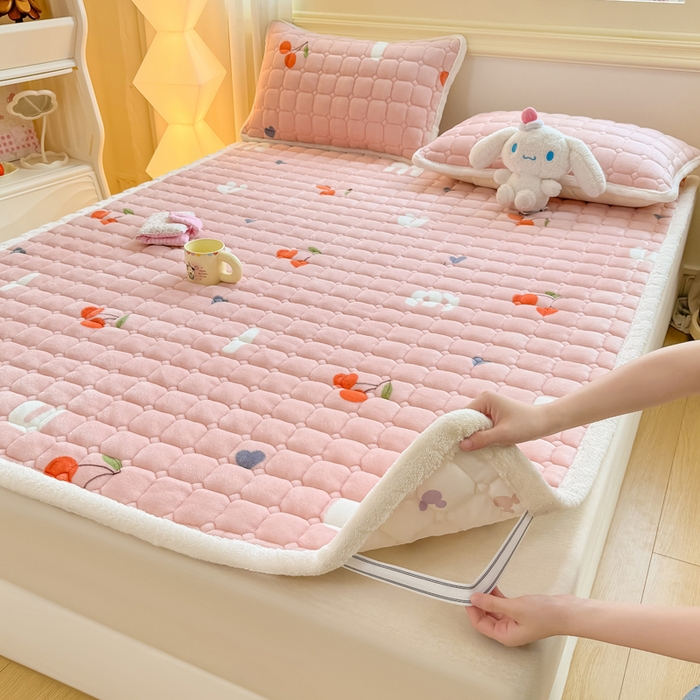 91家纺网 家纺一手货源 找家纺 优品惠 2025新款牛奶绒床垫床褥垫子床护垫冬季加绒加厚夹棉床盖 字母樱桃