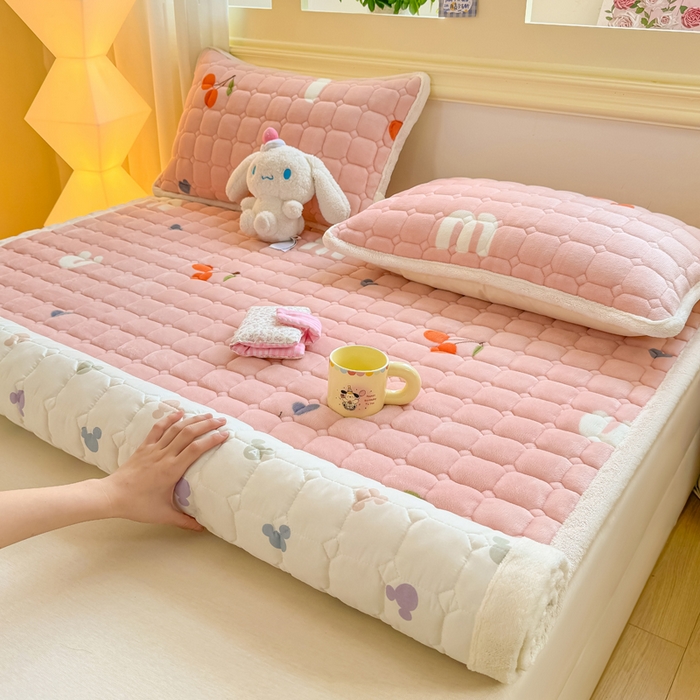 91家纺网 家纺一手货源 找家纺 优品惠 2025新款牛奶绒床垫床褥垫子床护垫冬季加绒加厚夹棉床盖 字母樱桃