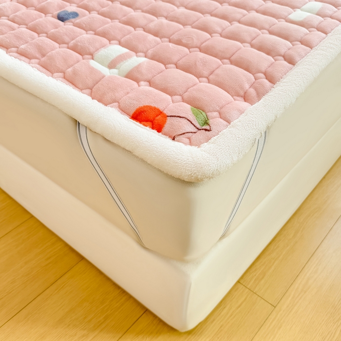 91家纺网 家纺一手货源 找家纺 优品惠 2025新款牛奶绒床垫床褥垫子床护垫冬季加绒加厚夹棉床盖 字母樱桃
