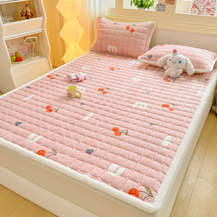 91家纺网 家纺一手货源 找家纺 优品惠 2025新款牛奶绒床垫床褥垫子床护垫冬季加绒加厚夹棉床盖 字母樱桃