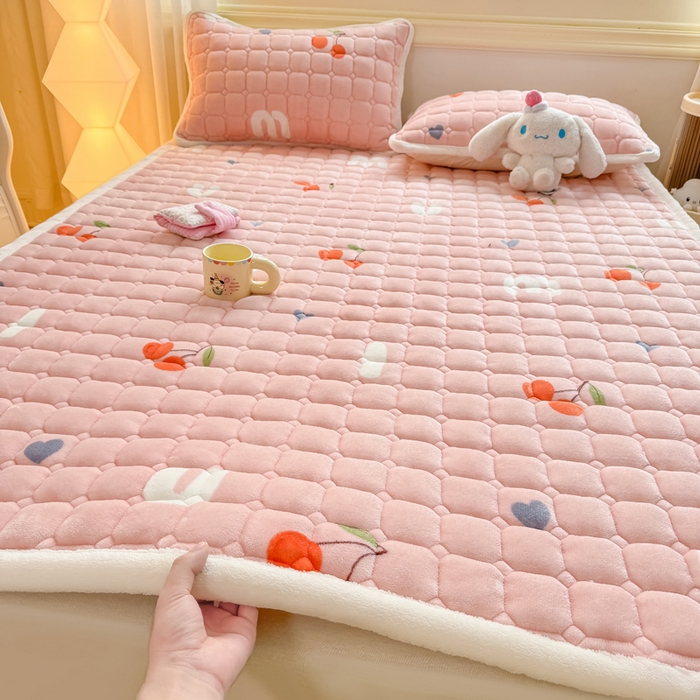 91家纺网 家纺一手货源 找家纺 优品惠 2025新款牛奶绒床垫床褥垫子床护垫冬季加绒加厚夹棉床盖 字母樱桃