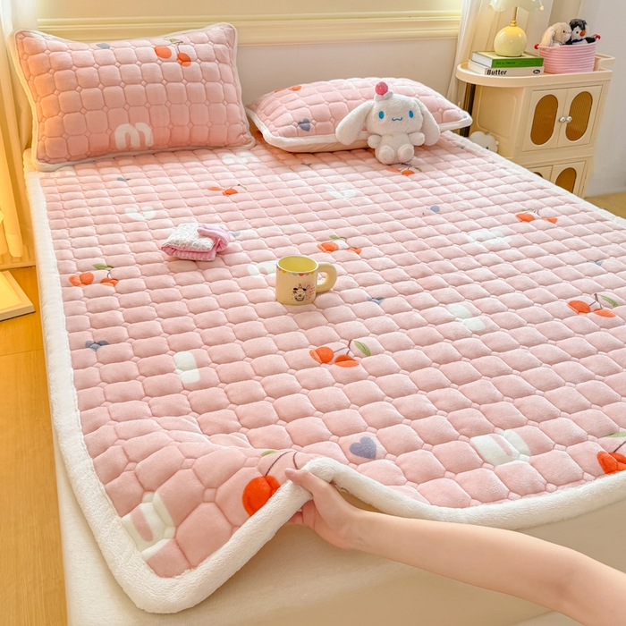 91家纺网 家纺一手货源 找家纺 优品惠 2025新款牛奶绒床垫床褥垫子床护垫冬季加绒加厚夹棉床盖 字母樱桃