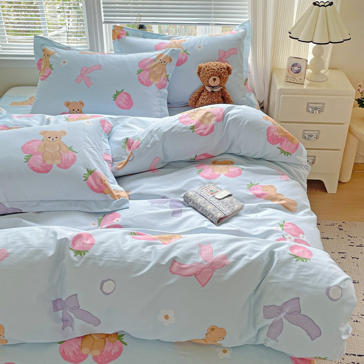 91家纺网 家纺一手货源 找家纺 文黛家居 2025新款全棉喷气印花全棉纯棉印花系列单品被套被套单件单被套 草莓熊-蓝