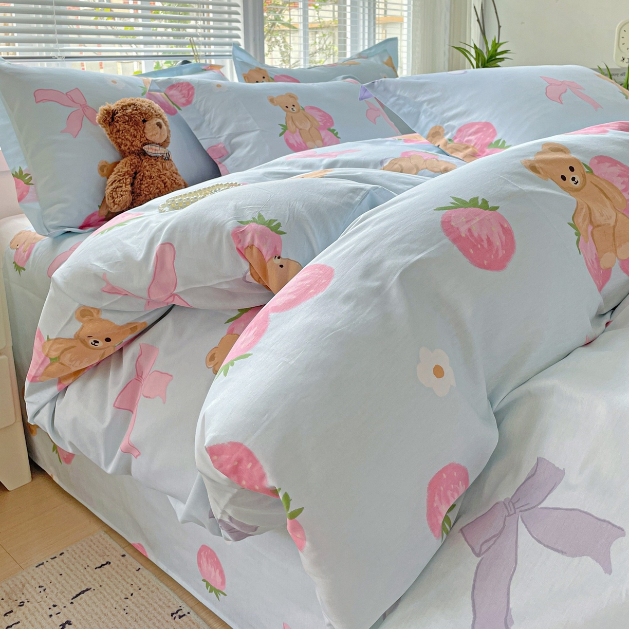 91家纺网 家纺一手货源 找家纺 文黛家居 2025新款全棉喷气印花全棉纯棉印花系列四件套 草莓熊-蓝