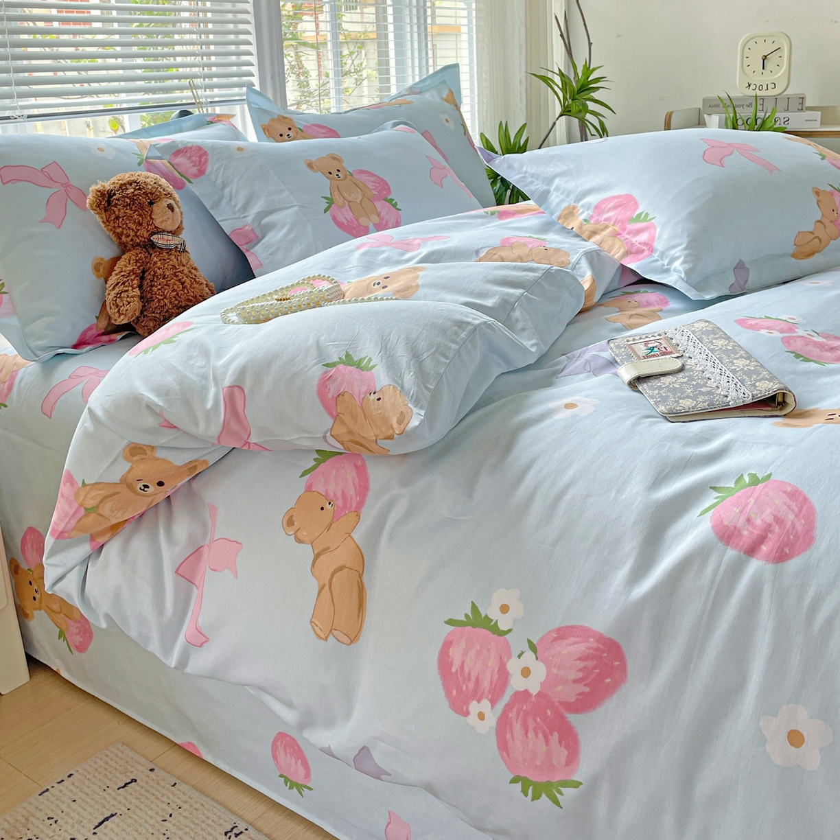 91家纺网 家纺一手货源 找家纺 文黛家居 2025新款全棉喷气印花全棉纯棉印花系列四件套 草莓熊-蓝