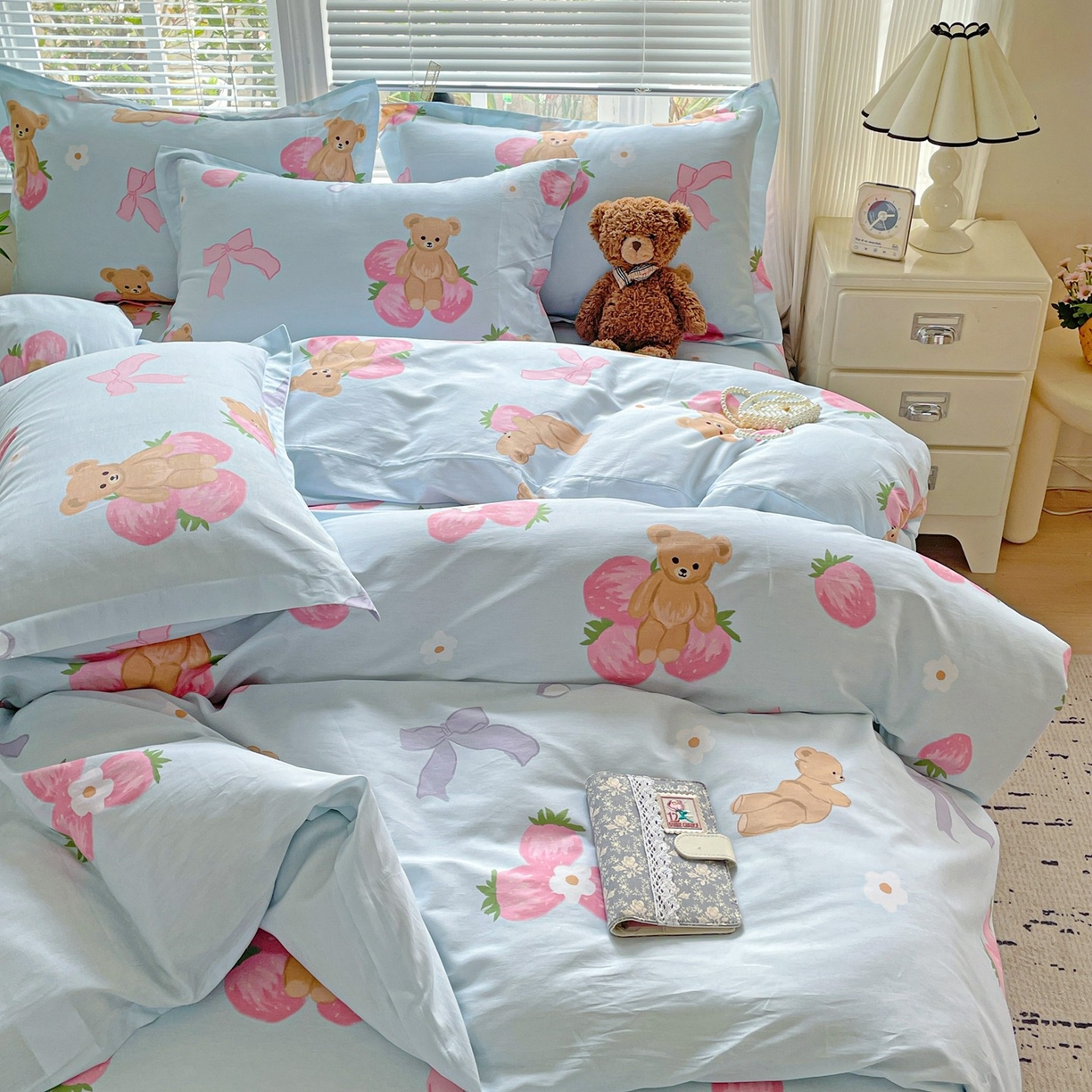 91家纺网 家纺一手货源 找家纺 文黛家居 2025新款全棉喷气印花全棉纯棉印花系列四件套 草莓熊-蓝