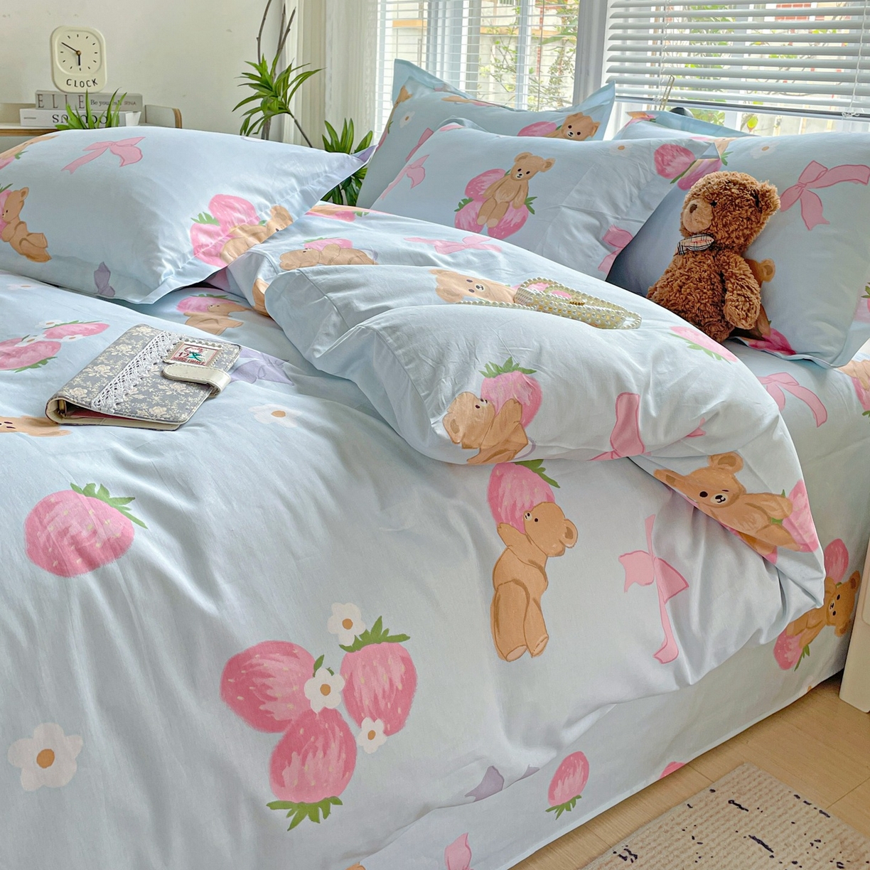 91家纺网 家纺一手货源 找家纺 文黛家居 2025新款全棉喷气印花全棉纯棉印花系列四件套 草莓熊-蓝