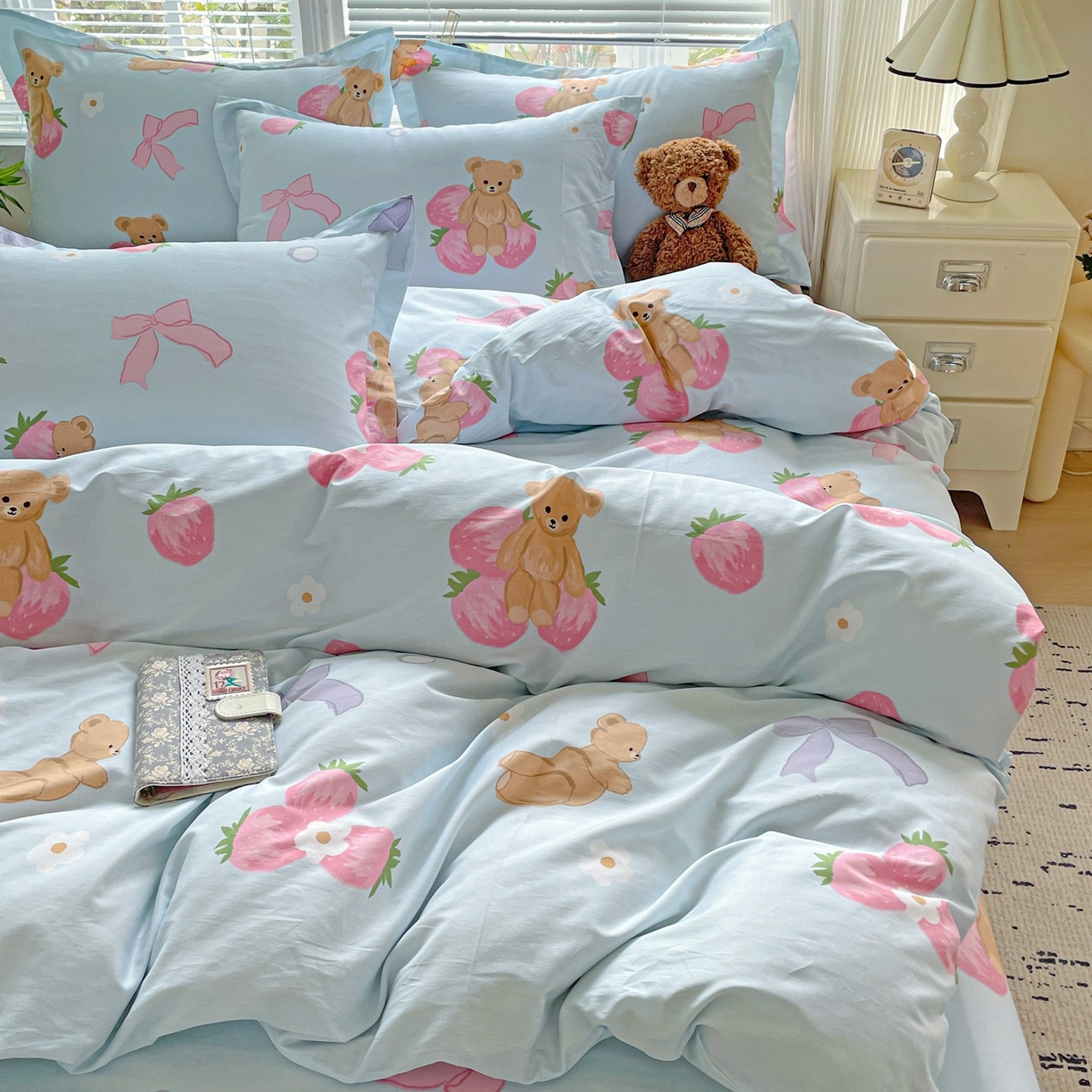 91家纺网 家纺一手货源 找家纺 文黛家居 2025新款全棉喷气印花全棉纯棉印花系列四件套 草莓熊-蓝