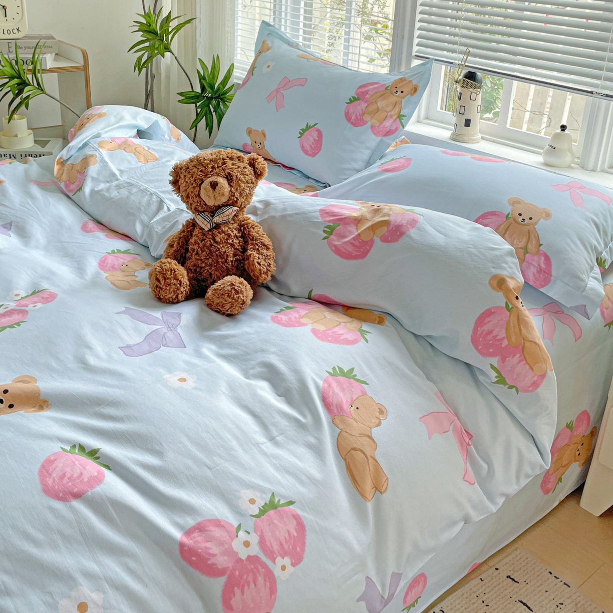 91家纺网 家纺一手货源 找家纺 文黛家居 2025新款全棉喷气印花全棉纯棉印花系列四件套 草莓熊-蓝