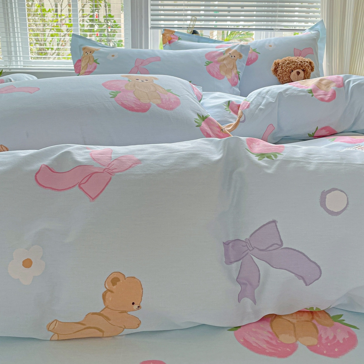 91家纺网 家纺一手货源 找家纺 文黛家居 2025新款全棉喷气印花全棉纯棉印花系列四件套 草莓熊-蓝