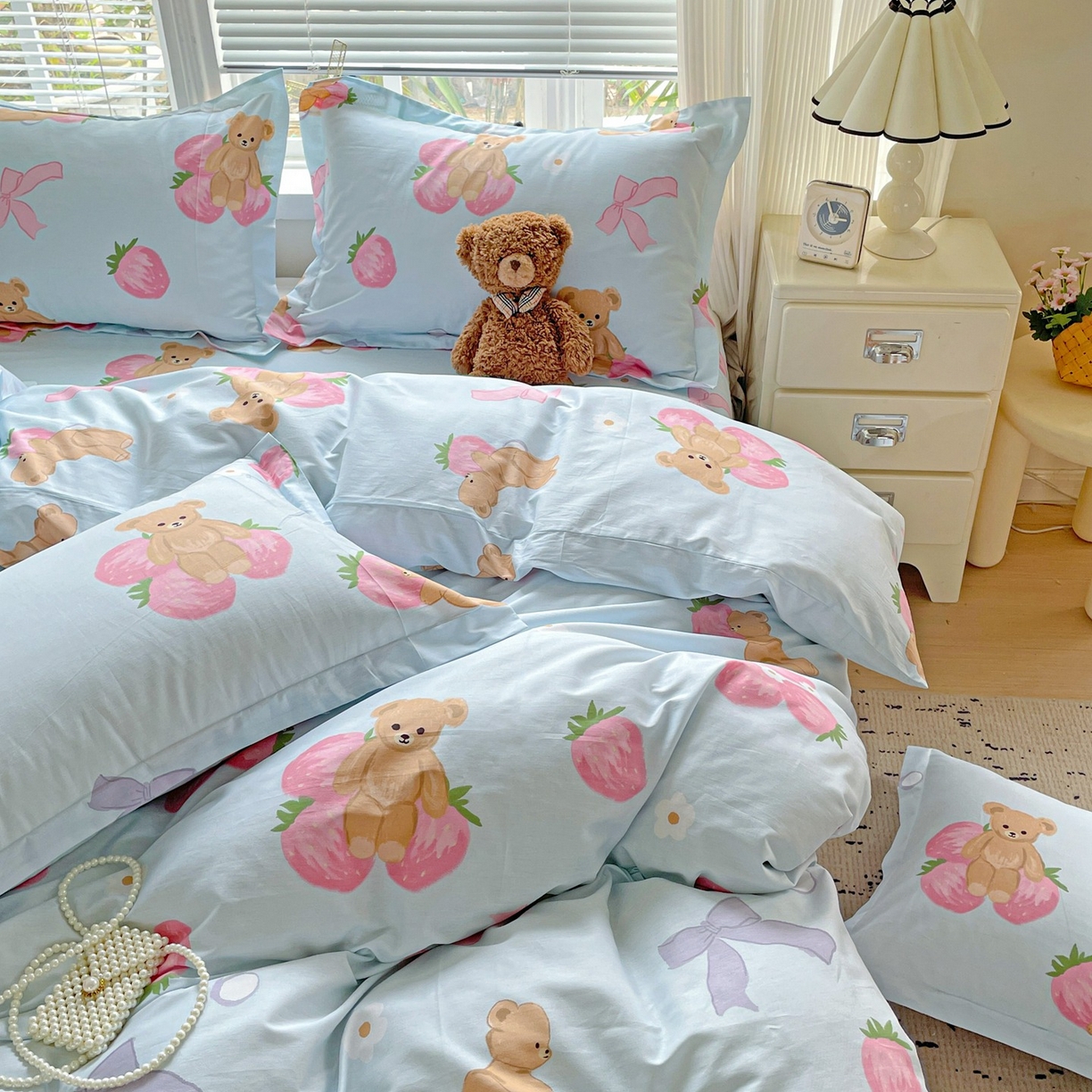 91家纺网 家纺一手货源 找家纺 文黛家居 2025新款全棉喷气印花全棉纯棉印花系列四件套 草莓熊-蓝