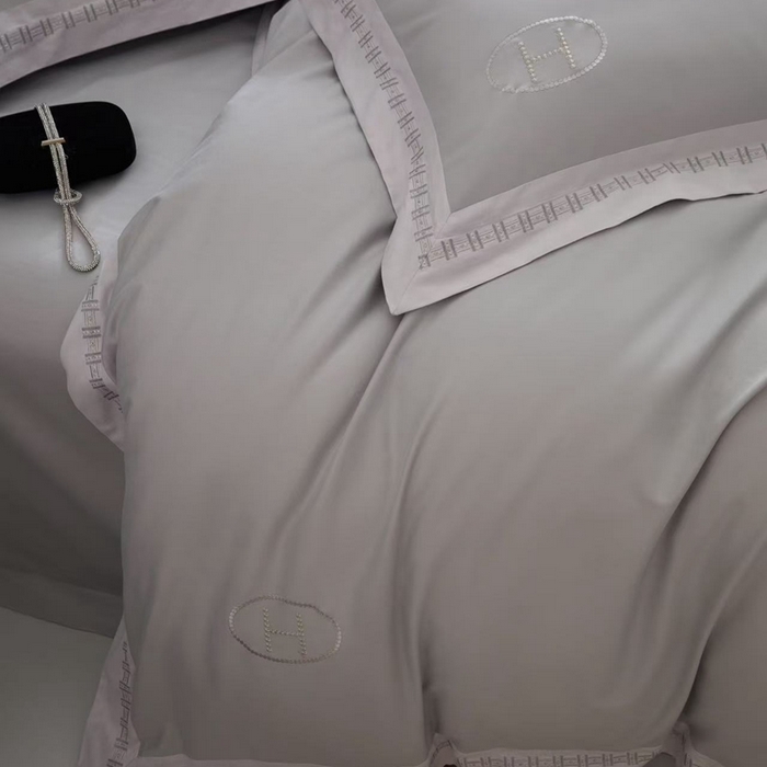 91家纺网 家纺一手货源 找家纺 嘉汀兰家居 2025新款长绒棉磨毛四件套—蔓莎 灰色