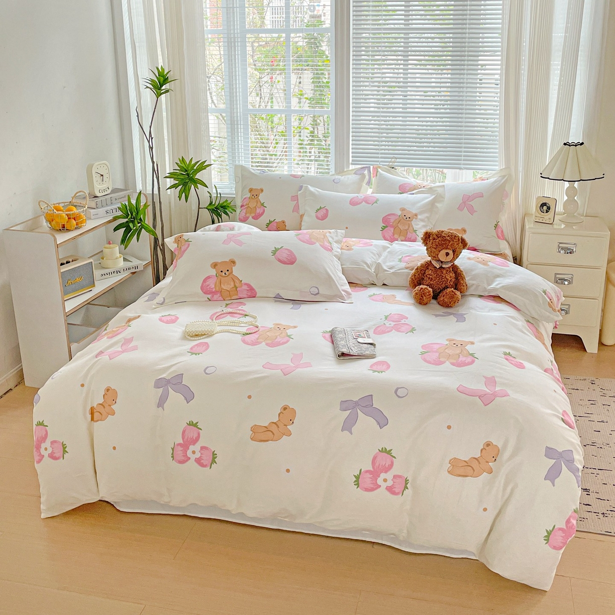 91家纺网 家纺一手货源 找家纺 文黛家居 2025新款全棉喷气印花全棉纯棉印花系列四件套 草莓熊-米