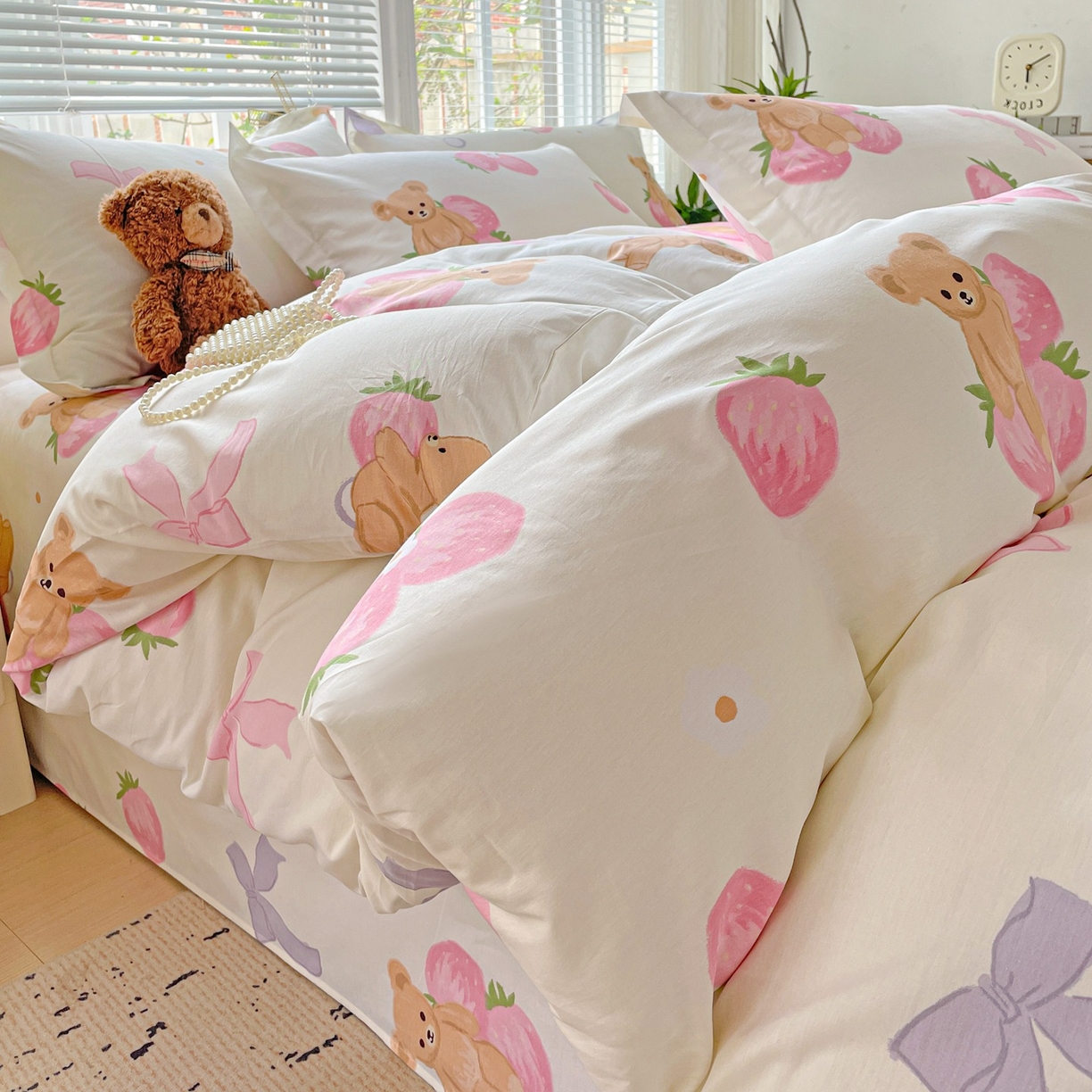 91家纺网 家纺一手货源 找家纺 文黛家居 2025新款全棉喷气印花全棉纯棉印花系列四件套 草莓熊-米