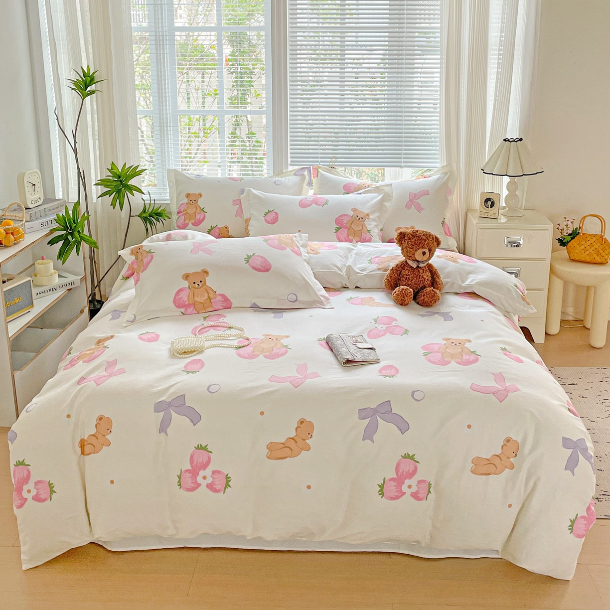 91家纺网 家纺一手货源 找家纺 文黛家居 2025新款全棉喷气印花全棉纯棉印花系列四件套 草莓熊-米