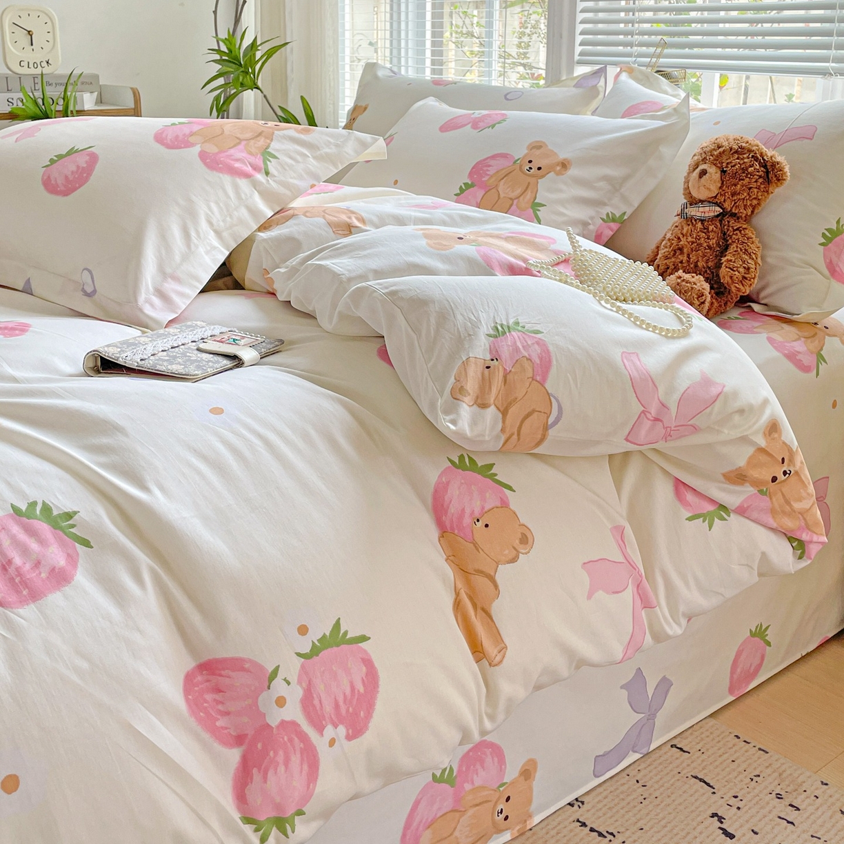 91家纺网 家纺一手货源 找家纺 文黛家居 2025新款全棉喷气印花全棉纯棉印花系列四件套 草莓熊-米