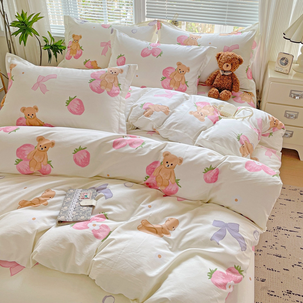 91家纺网 家纺一手货源 找家纺 文黛家居 2025新款全棉喷气印花全棉纯棉印花系列四件套 草莓熊-米