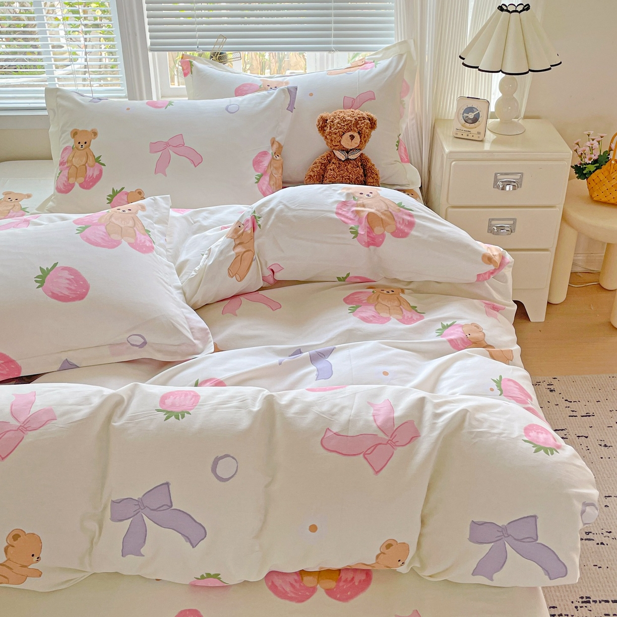 91家纺网 家纺一手货源 找家纺 文黛家居 2025新款全棉喷气印花全棉纯棉印花系列四件套 草莓熊-米