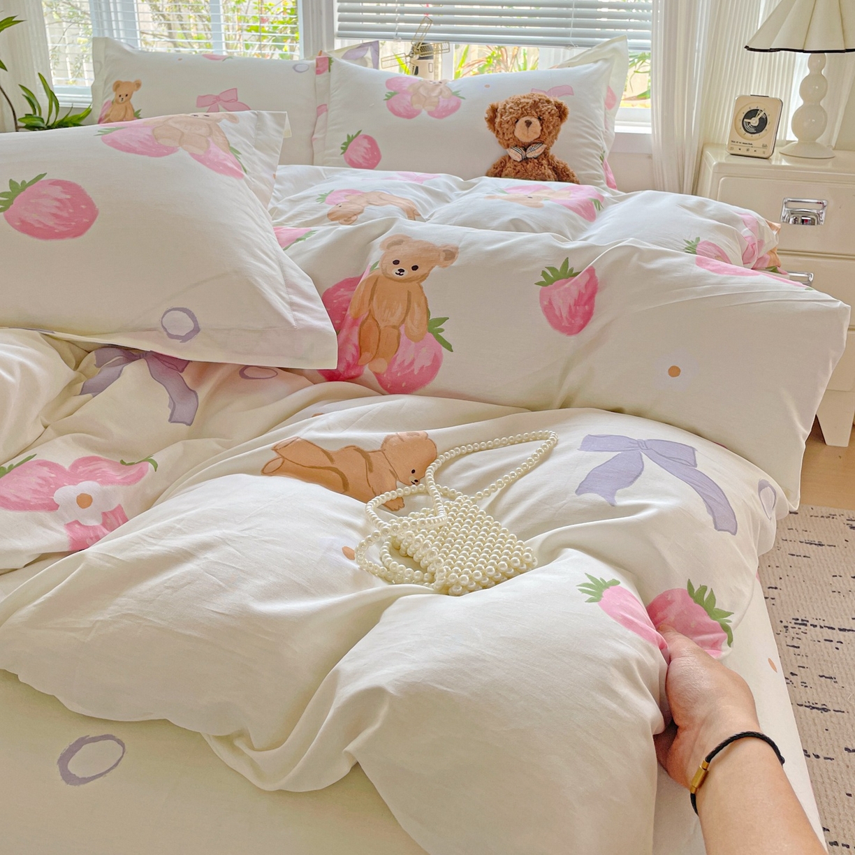 91家纺网 家纺一手货源 找家纺 文黛家居 2025新款全棉喷气印花全棉纯棉印花系列四件套 草莓熊-米